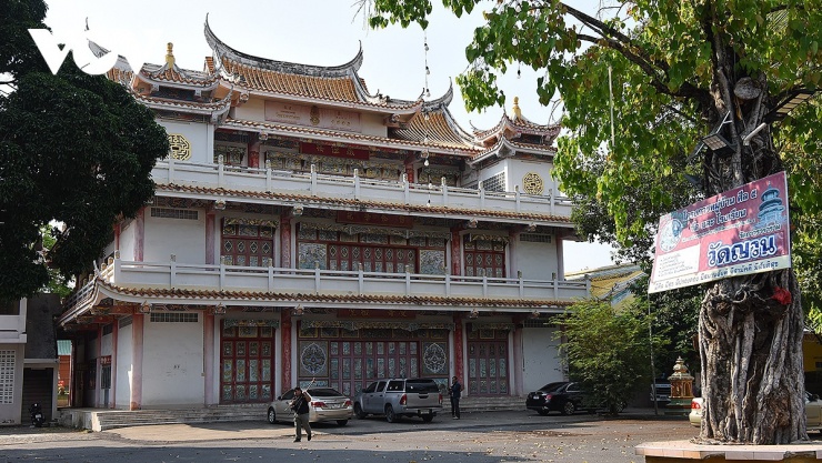 Tạo hình kiến trúc chùa tháp của Thái Lan kết hợp với hoa văn trang trí mang đặc trưng văn hóa Việt và Hán tạo nên không gian kiến trúc độc đáo.