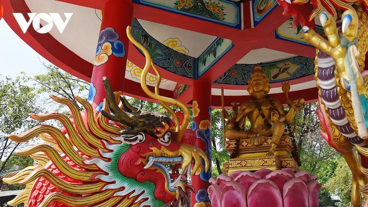 Chùa Khánh Thọ có sự kết hợp giữa kiến trúc chùa Thái - Việt - Hán.