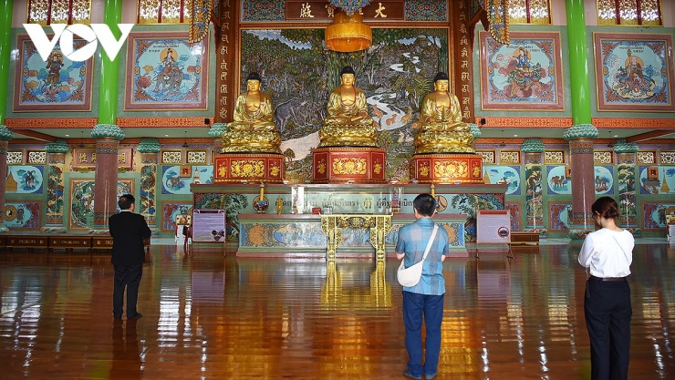 Bên trong bảo điện chùa Khánh Thọ.