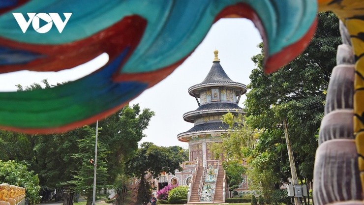 Mỗi tòa bảo tháp, nhà nguyện, bảo điện hay chính điện... đều có những nét kiến trúc riêng, độc đáo, nhưng vẫn hài hòa trong tổng thể chung của ngôi chùa.