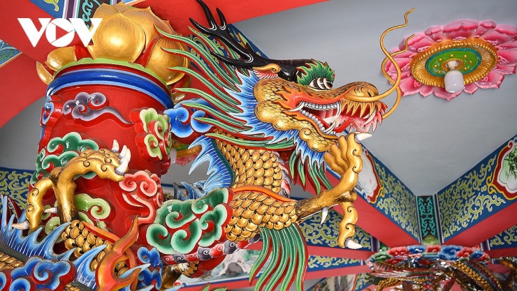 Tạo hình rồng bên trong bảo tháp chùa Khánh Thọ.