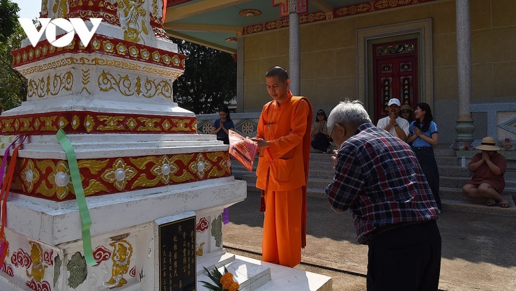 Cả người Việt và người Thái tại Kanchanaburi có chung tín ngưỡng thờ Phật, cùng đi lễ tại chùa Khánh Thọ.
