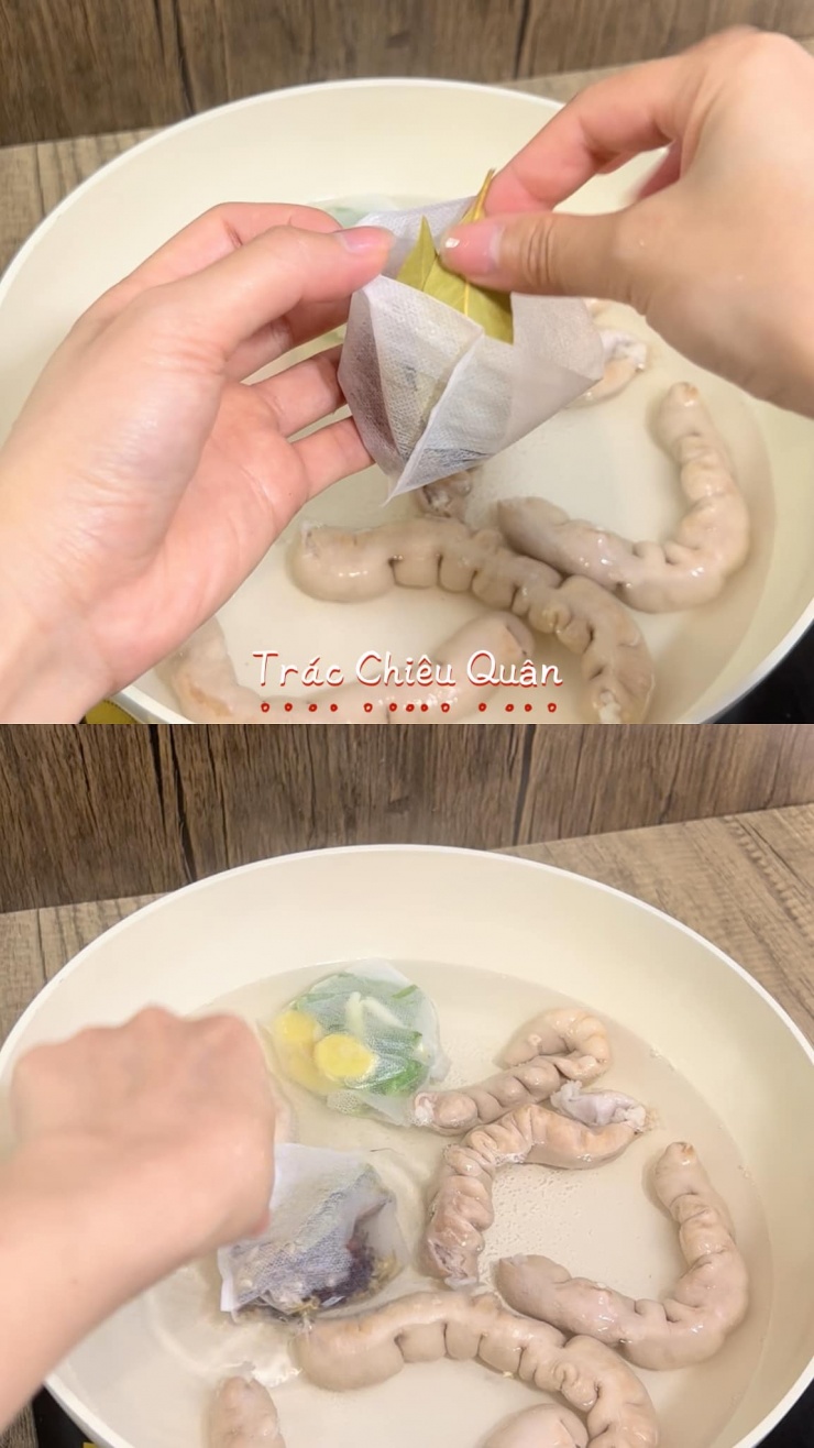 Cách làm lòng già chiên giòn: Để tiện cho việc vớt lòng và không phải lọc bã gia vị nên gia vị vào túi lọc trà rồi bỏ vào nồi luộc