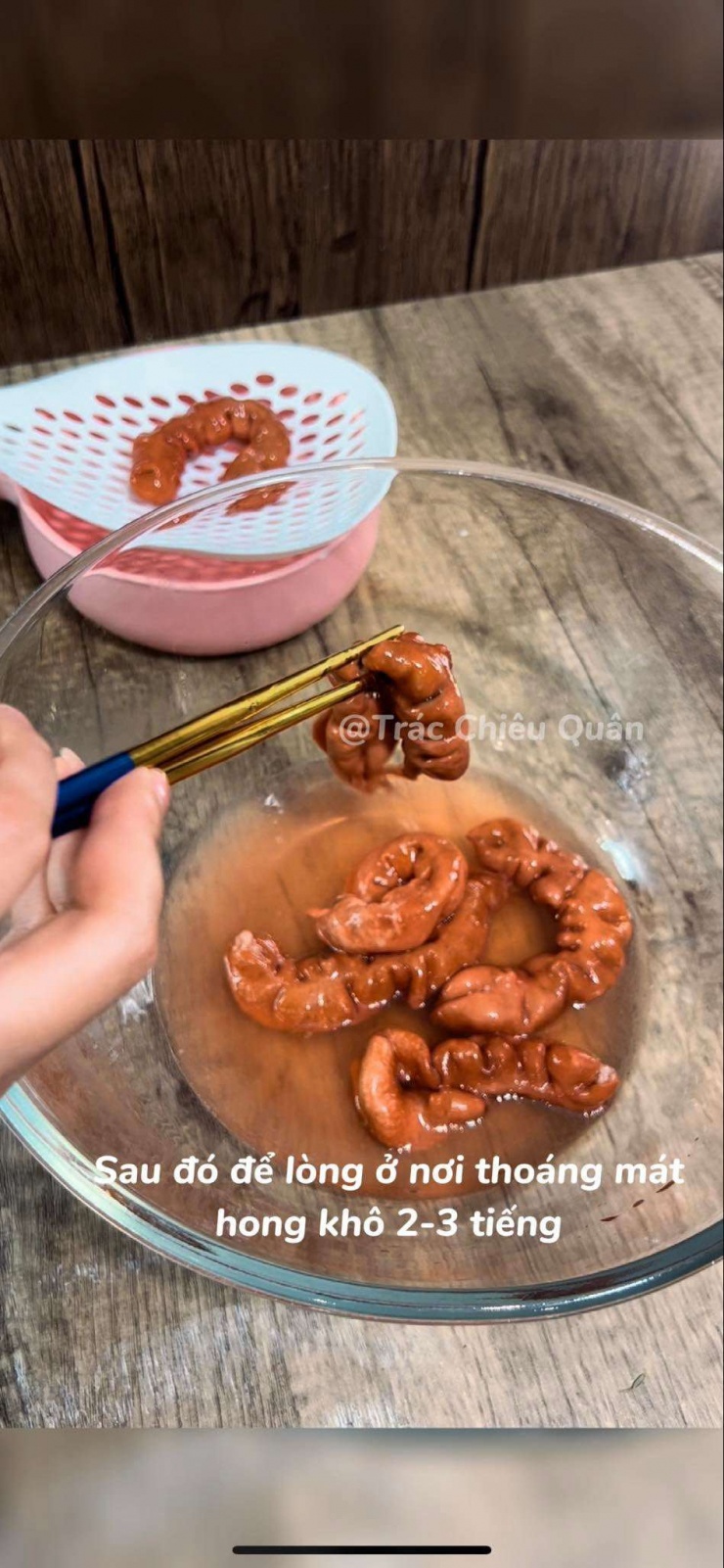 Cách làm lòng già chiên giòn: Vớt lòng để ráo nước