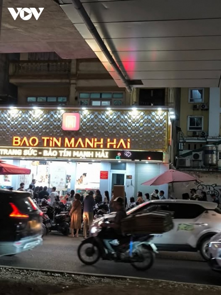 Người dân xếp hàng chờ lấy vàng theo giấy hẹn.