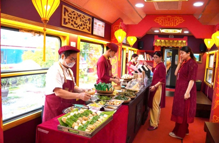 Toa cộng đồng được bố trí các hoạt động văn hóa, ẩm thực và trưng bày sản phẩm