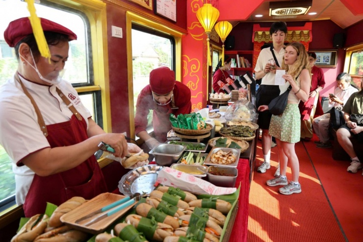 Du khách thưởng thức ẩm thực trên đoàn tàu "Hành trình kết nối di sản miền Trung"