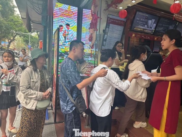 Khách được phát phiếu điền thông tin vào mua vàng.