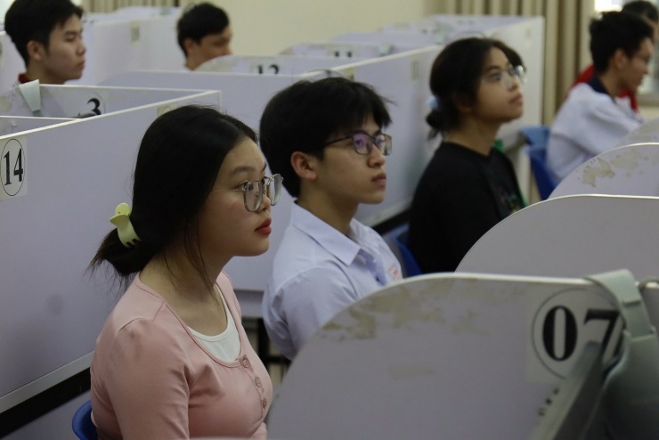 Thí sinh làm bài thi đánh giá năng lực do Trường Đại học Sư phạm TPHCM tổ chức