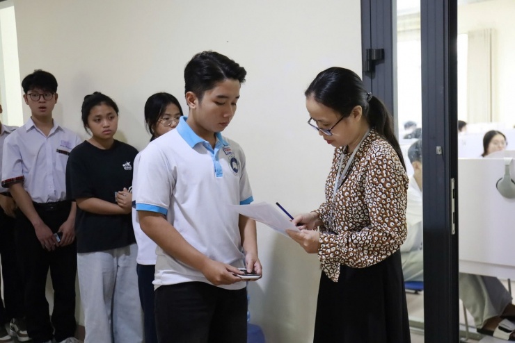 Thí sinh làm thủ tục dự thi