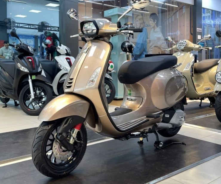  Các mẫu Vespa như Primavera hay Sprint có dung tích bình xăng khoảng 7-7,5 lít.