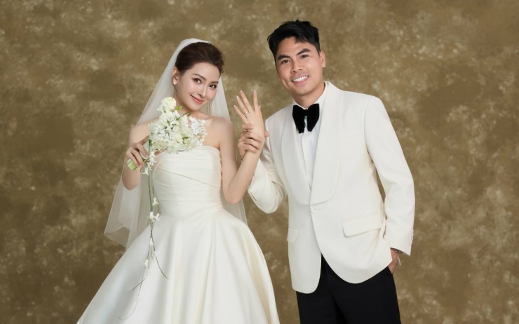 Cặp vợ chồng tổ chức hôn lễ tối 22/3 ở Hà Nội, sau hai năm yêu. Họ quen biết nhau từ tám năm trước, trong một lần Huyền Trang dẫn chương trình giao lưu với các cầu thủ đội tuyển U23 Việt Nam. Cô 33 tuổi, hơn chồng hai tuổi. Ảnh: Linh Lê Chí