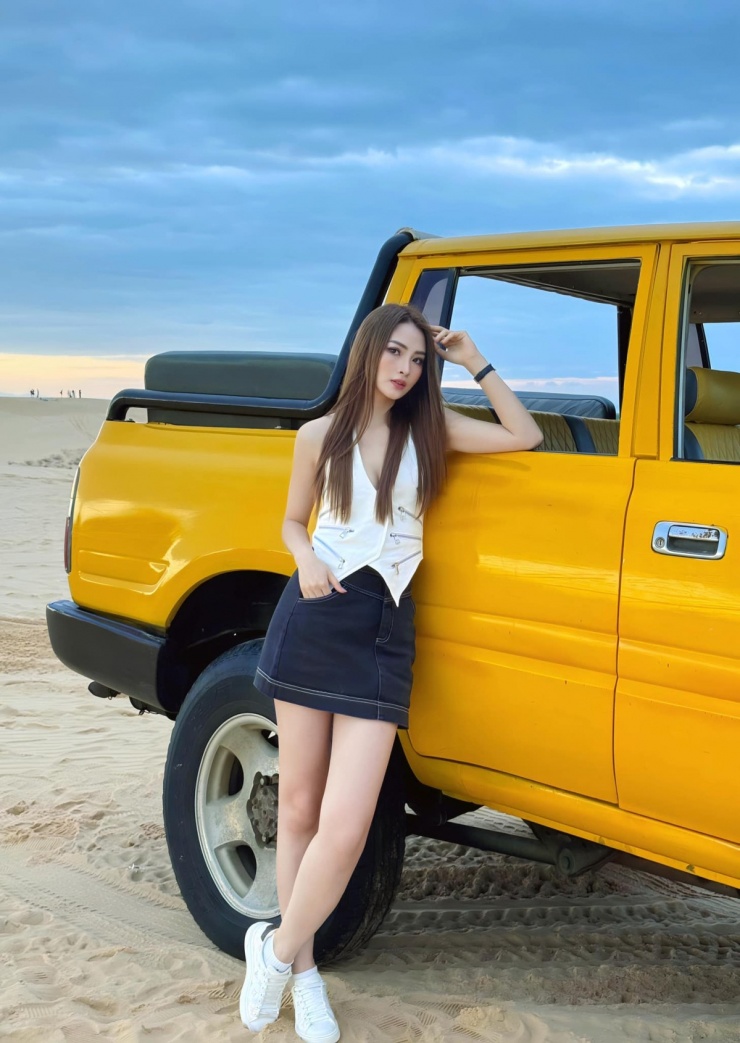 Huyền Trang là MC của các chương trình như Bữa trưa vui vẻ, Cuộc hẹn cuối tuần. Ngoài ra, cô đóng vai phụ trong series Biệt dược đen, Mê cung, 11 tháng 5 ngày. Người đẹp cũng từng tham gia show âm nhạc Trời sinh một cặp, vào bán kết.