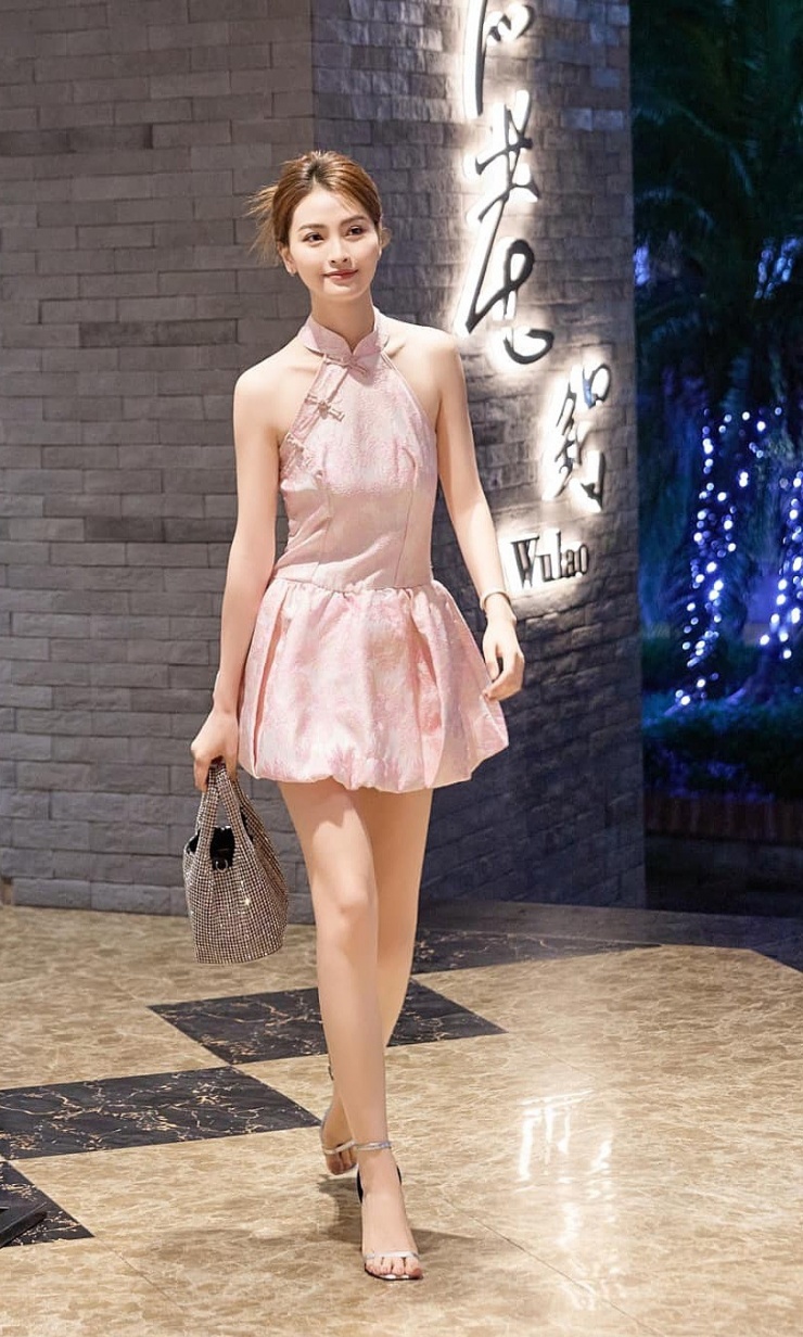 Cao 1,7 m, cô thường chọn các loại váy ngắn tôn chân, kết hợp sandals hở mũi.