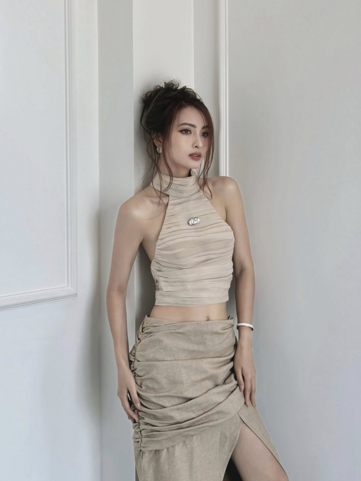 Huyền Trang được nhiều khán giả khen trẻ trung so với tuổi thật.