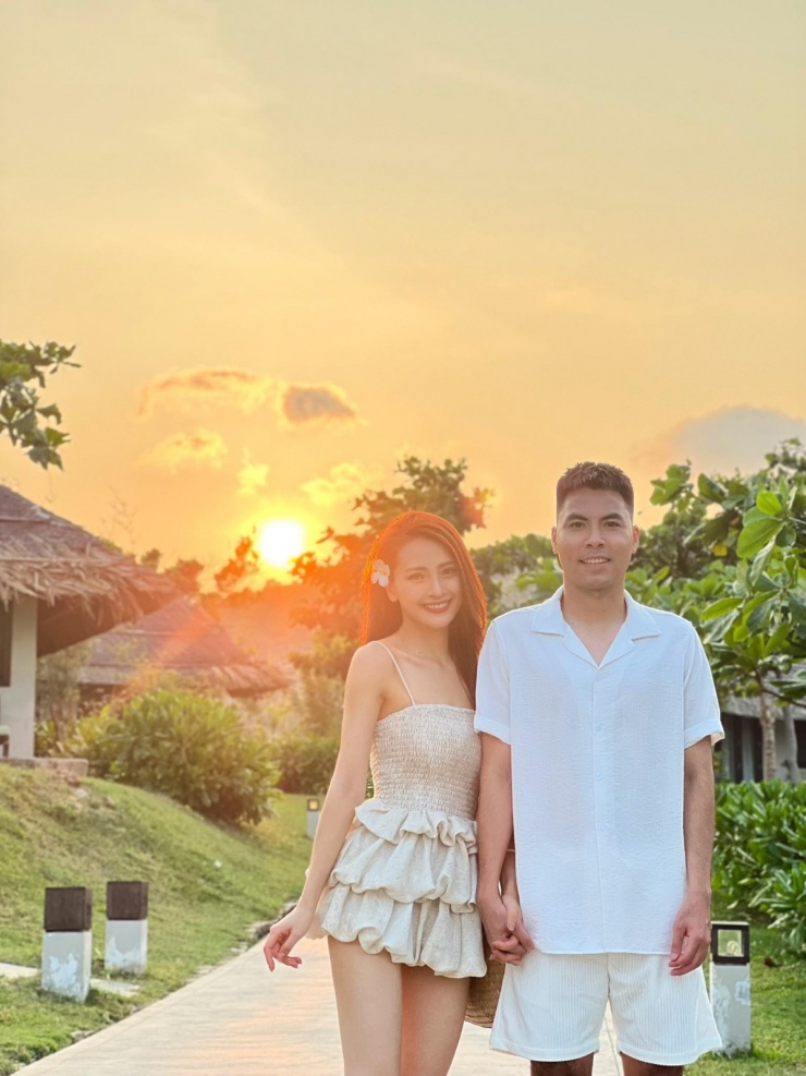Người đẹp bên cầu thủ Đức Huy trong một chuyến du lịch.