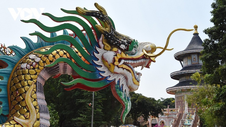 Sự đa dạng của các hình thái kiến trúc, tượng phật trong chùa tạo nên nét độc đáo riêng có của chùa Khánh Thọ.