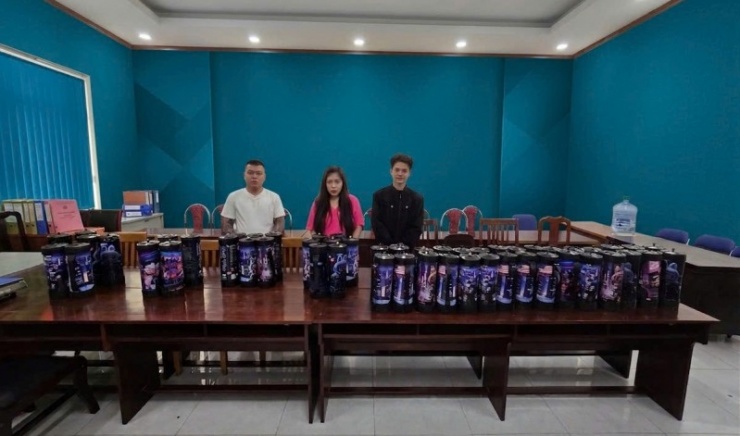 Ba bị can và tang vật bị thu giữ.