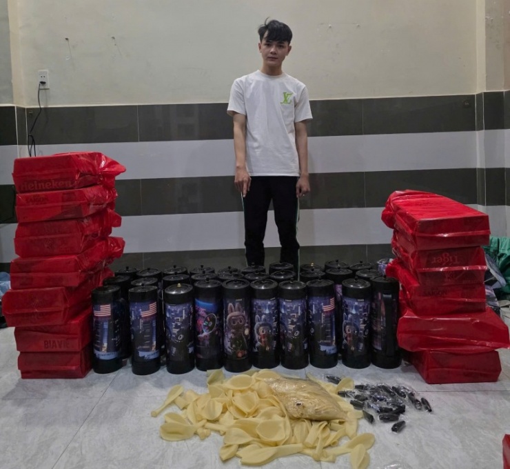 Phan Thành Đạt cùng tang vật.