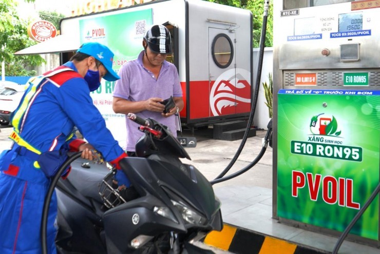 Bán xăng E10 trên toàn quốc trong tháng 4