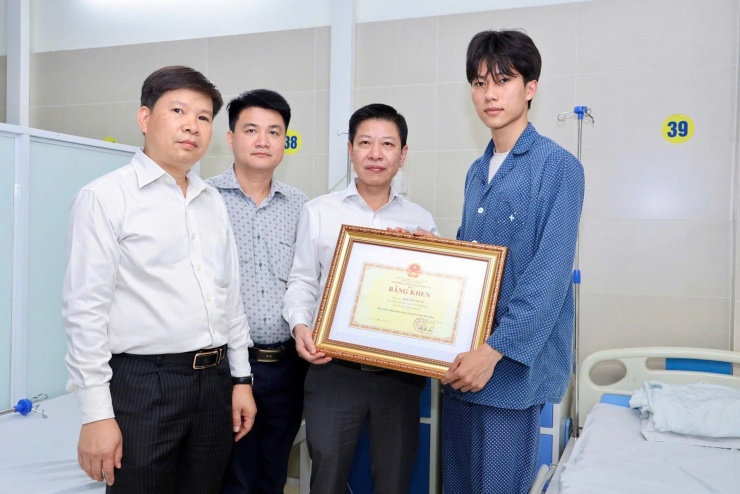 Sinh viên Nguyễn Lê Tú nhận bằng khen của Bộ GD-ĐT.