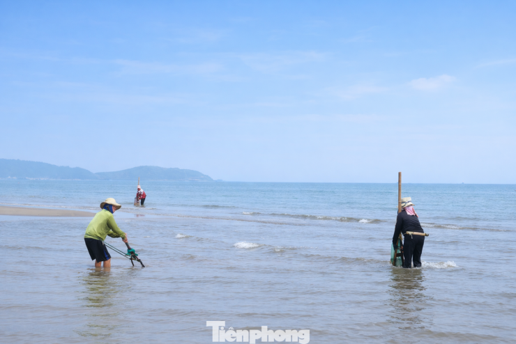 'Đi giật lùi' ở biển Cửa Lò, đổi sức kiếm từng mẻ ngao mưu sinh - 6