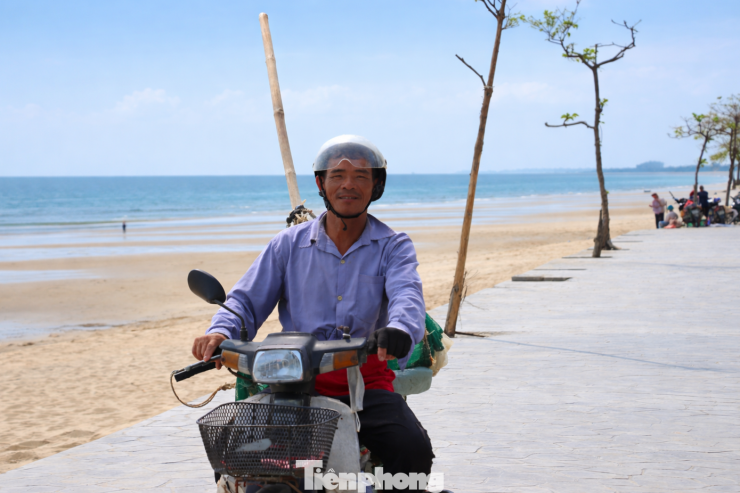 Ông Phạm Phúc Quyền (61 tuổi, trú xã Hải Châu) cho biết, trung bình mỗi ngày cả nhóm có thể cào được hơn 1 tạ ngao, được thương lái thu mua ngay tại bãi biển. Theo ông, điều vất vả nhất không chỉ là công việc nặng nhọc mà còn là việc phải di chuyển xa, ăn uống tạm bợ ngay trên bãi biển. “Chúng tôi đi từ sớm tinh mơ, nhiều hôm trời lạnh, nước buốt đến tê chân. Mang theo cơm nắm, chai nước để ăn vội giữa buổi, nghỉ chút rồi lại xuống biển tiếp tục công việc”, ông nói.