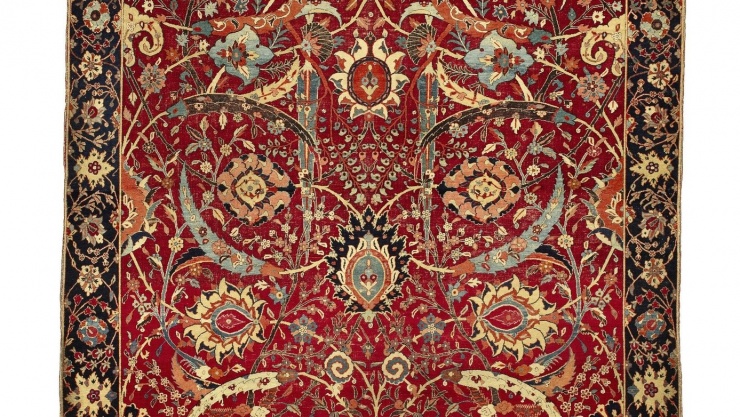 Chiếc thảm Ba Tư được định giá cao nhất là Thảm lá liềm Clark - được bán với giá kỷ lục 33,7 triệu USD (cả phí là 33,8 triệu USD) tại một cuộc đấu giá của Sotheby’s vào năm 2013, theo BBC. Có niên đại từ triều đại Safavid thế kỷ 17, tác phẩm quý hiếm này có thiết kế nền màu đỏ thẫm độc đáo với họa tiết dây leo lá liềm. Ảnh: Sotheby’s.