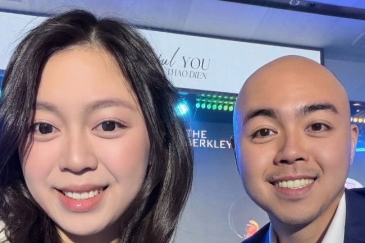 Ảnh sao 26/3: Tiểu thư gia tộc Sơn Kim và anh trai 'giống nhau như đúc'