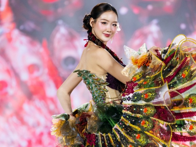 Bảo Ngọc diễn vũ điệu sắc màu cùng thí sinh Miss World Vietnam