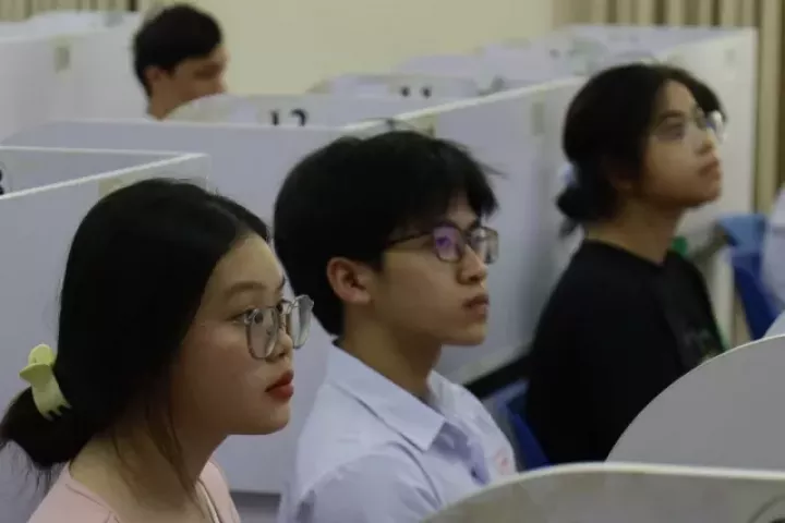 Hàng nghìn thí sinh tranh suất vào trường sư phạm