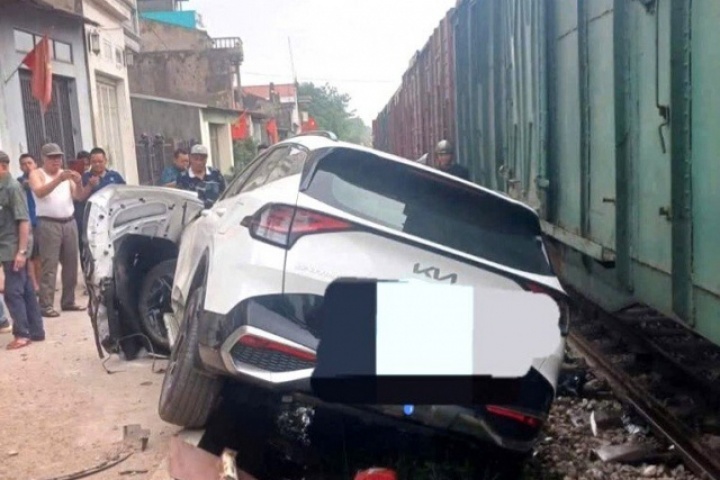 Băng qua lối đi tự mở, ô tô bị tàu hỏa tông nát đầu