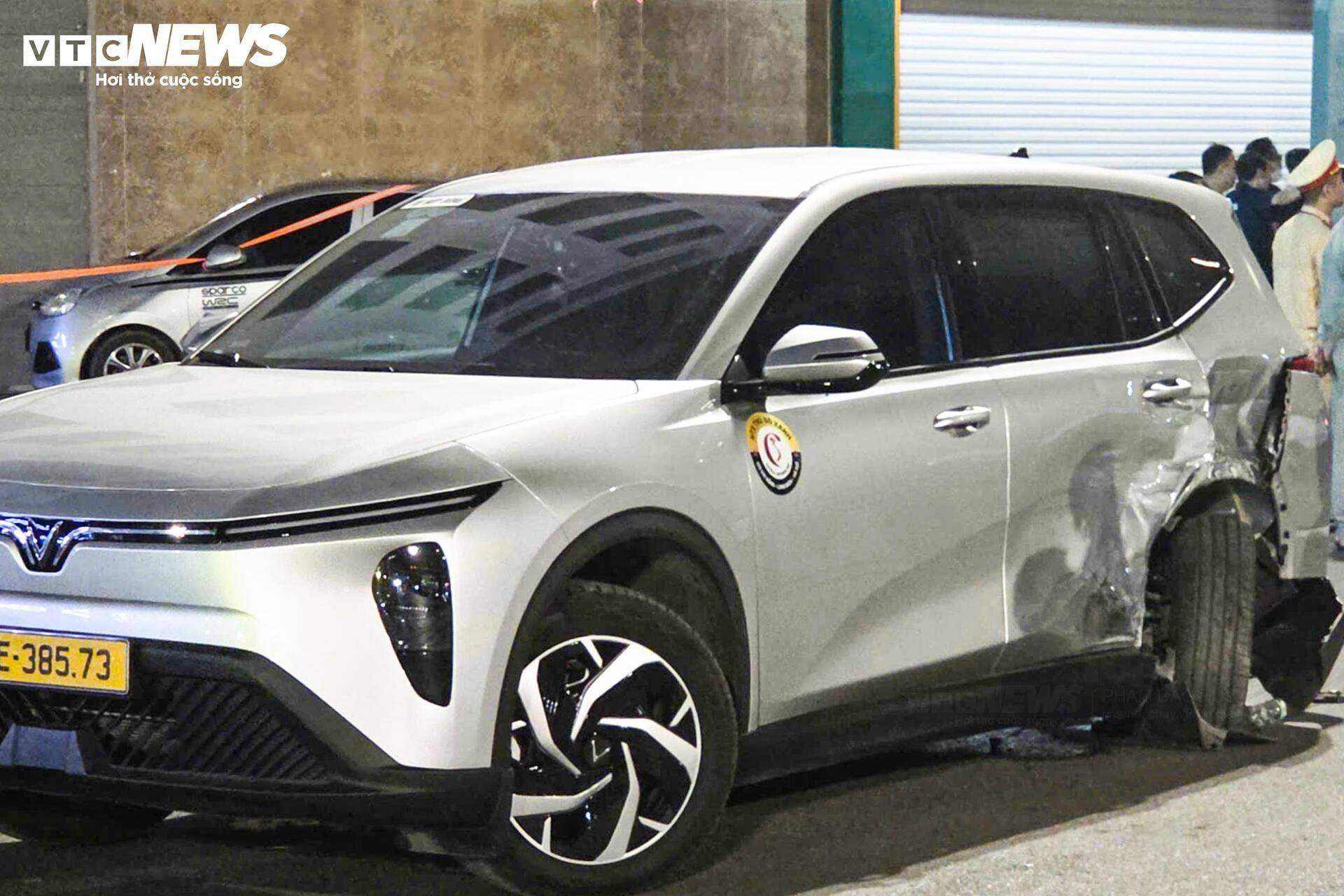 Theo quan sát, chiếc Lexus bị lật úp trên phần làn đường trung tâm, trong khi các ô tô khác bị móp méo, kính vỡ.