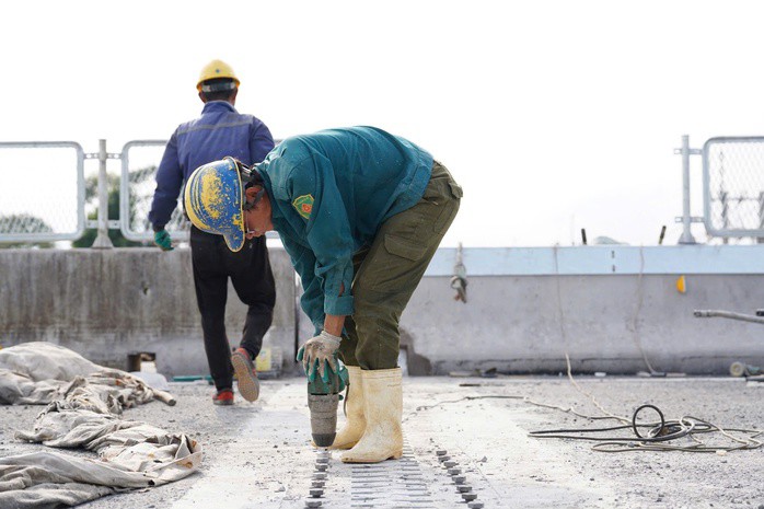 Không khí hối hả trên công trường dự án thành phần 2. Ảnh: NGUYỄN TUẤN