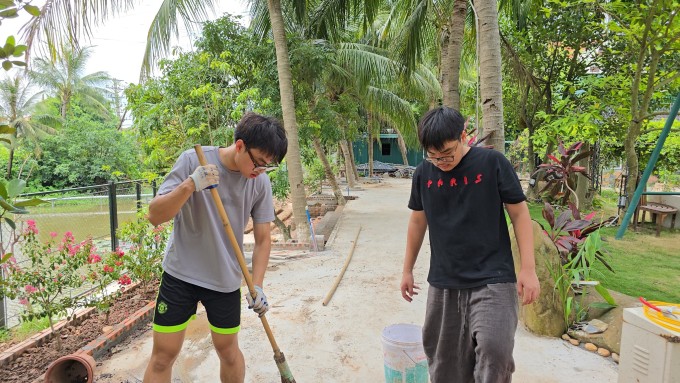 Hai con trai lớn của Xuân Bắc khi cùng bố cải tạo vườn.