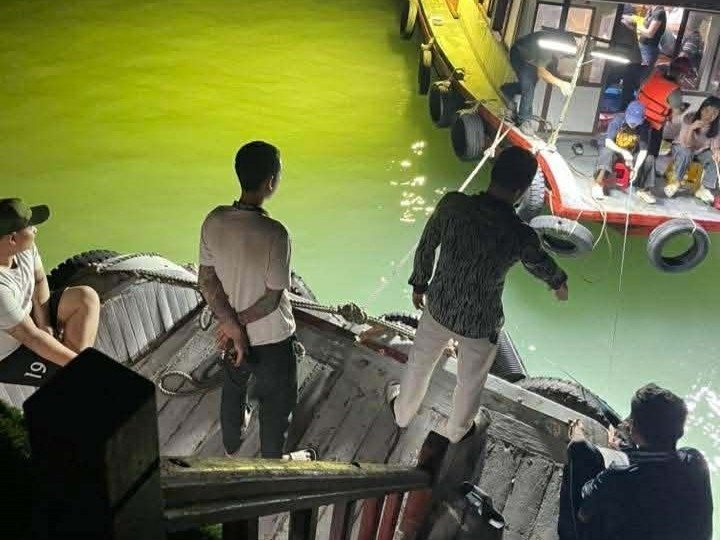 Khách câu mực trong tour trái phép. Ảnh chụp màn hình Fanpage: Chuyên đồ ăn vặt Hạ Long.