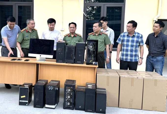 Hàng chục máy tính, thiết bị điện tử đã bị công an thu giữ. Ảnh: Lam Sơn