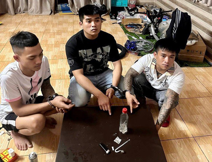 Lực lượng Công an bắt quả tang các đối tượng đang tụ tập sử dụng trái phép ma túy đá.