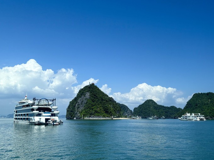 Tại khu vực phía Bắc, nhiều du khách chuyển sang các điểm du lịch gần, di chuyển thuận tiện bằng đường bộ như Quảng Ninh, Hải Phòng, Sapa... Ảnh: Thảo Nhi