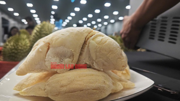 Múi sầu riêng tách từ quả đông lạnh