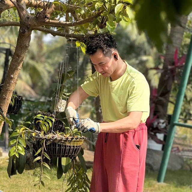 Thỉnh thoảng, Xuân Bắc nhờ thợ làm vườn chuyên nghiệp hỗ trợ những hạng mục cần kỹ thuật, song phần lớn công việc vẫn do anh và các con tự thực hiện. Cuối tuần, anh yêu cầu hai con lớn, Khánh Minh và Võ Nguyên, dọn cỏ, làm đất, trồng cây. Mùa mưa bão, bố con anh cắt tỉa các cành khô yếu, gia cố cọc cho các cây cao.