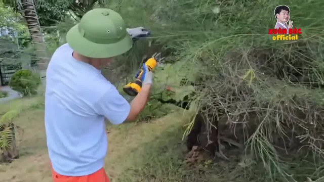 Phần lớn công việc trong vườn do anh và các con tự đảm nhiệm. Với những hạng mục đòi hỏi kỹ thuật, anh thỉnh thoảng nhờ đến thợ làm vườn chuyên nghiệp hỗ trợ. Vào cuối tuần, hai con lớn được phân công dọn cỏ, làm đất, trồng cây. Mùa mưa bão, cả gia đình cùng cắt tỉa cành khô, gia cố các cây cao để đảm bảo an toàn.