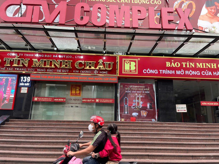 Tiệm vàng Bảo Tín Minh Châu trên phố Cầu Giấy sáng 26-3 vắng bóng khách hàng