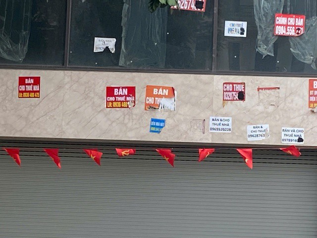 Biển chồng biển, dán hết hết lớp này đến lớp khác vẫn chưa tìm được khách thuê mặt bằng kinh doanh. (Ảnh Hồng Thủy)