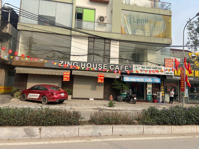 Nhiều căn nhà mặt phố tại Hà Nội trong tình trạng cửa đóng, then cài, dán biển cho thuê kéo dài. (Ảnh Hồng Thủy)