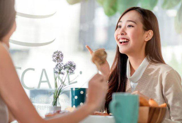 Khi gặp khó khăn, nhiều người có thói quen đem chuyện gia đình kể với người thân quen khác để tìm sự đồng cảm. Tuy nhiên, việc này đôi khi lại khiến mọi thứ trở nên rối rắm hơn. Ảnh minh họa