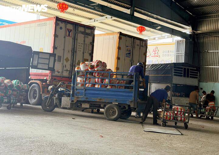 Nhiều xe hàng “quay đầu”, bán tháo hàng để bù chi phí vân chuyển.