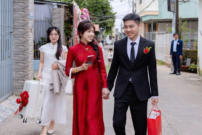 Cặp đôi ra thẳng sân bay về nhà trai sau khi làm lễ gia tiên tại nhà gái&nbsp;