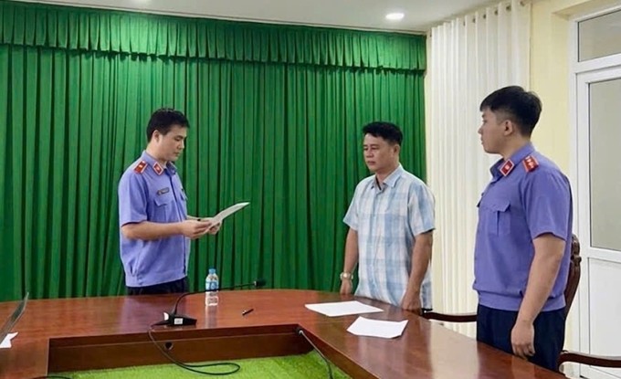 Cơ quan điều tra VKS tống đạt quyết định khởi tố bị can Việt..Ảnh: VKS