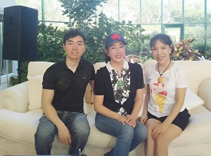 Lưu Hiểu Khánh và em gái cùng cháu trai. Ảnh: Weibo